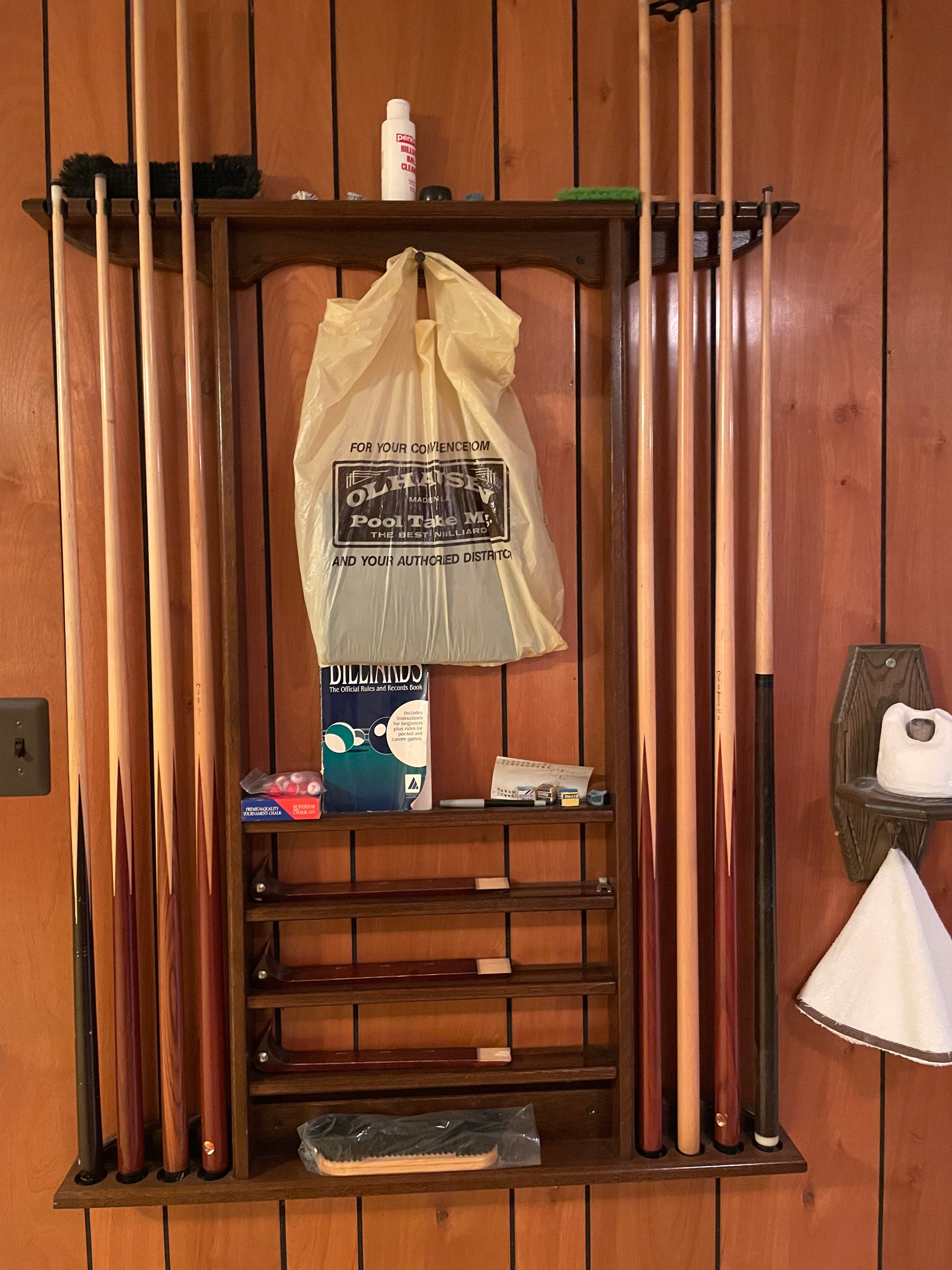 Wall mount cue rack