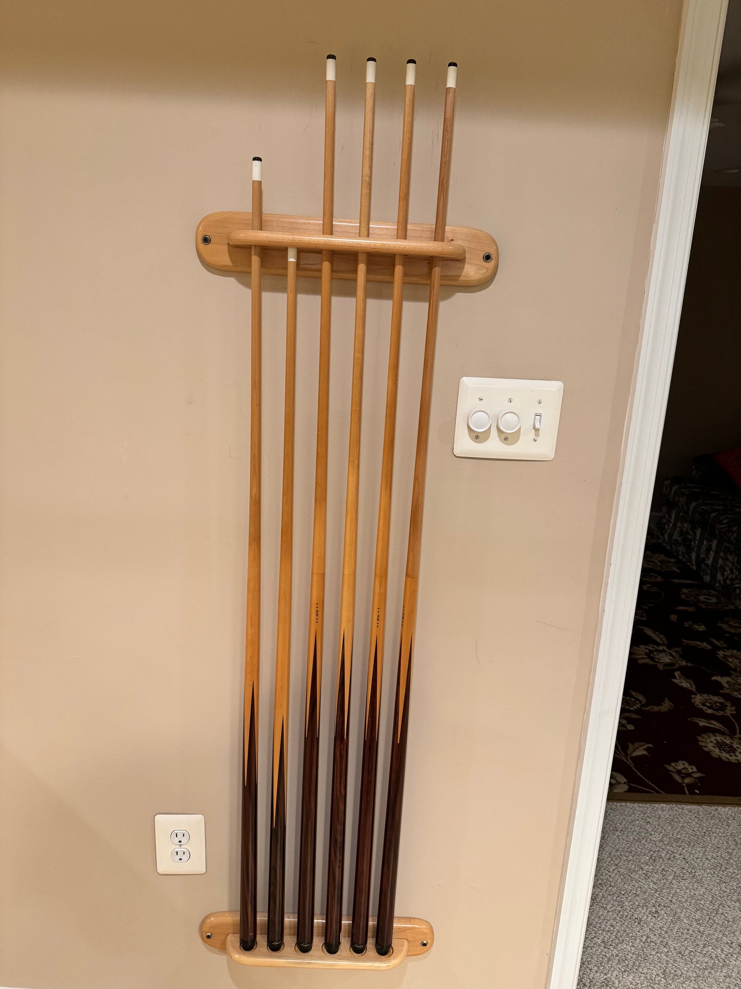 Cues & wall mount rack